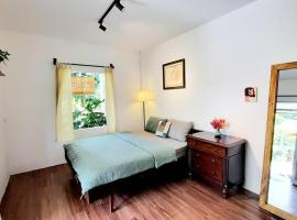 Vườn Nhà Ngoại Garden Homestay, מלון בCu Chi