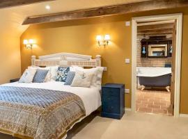 Pass The Keys Goose Feather Barn, Wedmore luxury cottage for two โรงแรมที่มีที่จอดรถในWedmore