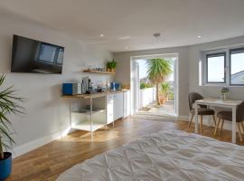 Pebbles King Studio, Carbis Bay, apartment in St Ives