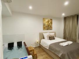 L’appart[é] Gold, hotel with hot tubs in Besançon