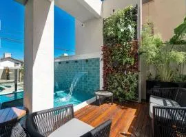 Lindo Apartamento com 2 suítes e piscina em Bombas 705