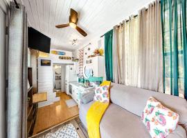 Chimney Rock Tiny Home, hotel in Canyon Lake