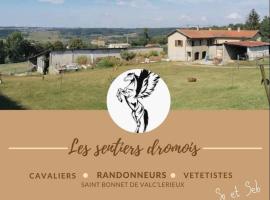 Les Sentiers Drômois, budgethotell i Saint-Bonnet-de-Valclérieux