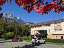 HDB H&ocirc;tel De Bernin - ex Domaine des Fontaines, отель с бассейном в городе Бернен
