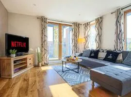 Luxury Central MK Apartment with Free Parking, Balcony and Smart TV with Sky TV and Netflix by Yoko Property