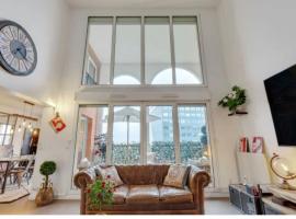 Bed and Breakfast Luxe Paris, hotelli kohteessa Courbevoie