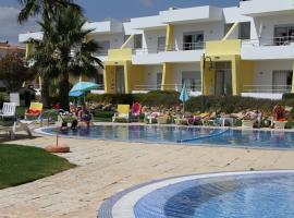 Apartamentos Santa Teresinha, íbúðahótel í Alvor