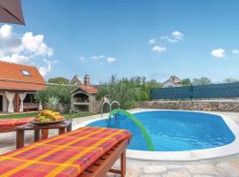 Lovely Home In Oklaj With Outdoor Swimming Pool, hytte i Oklaj