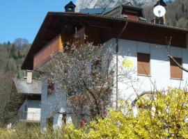 B&B Sòl Fiorì, hotel s parkiralištem u gradu 'Agordo'