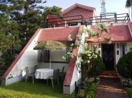 We have wonderful villa at Shantiniketan., къща за гости в Шанти Никетан