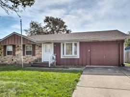 Glendale Heights Home with Office and Backyard!, hotel con parking en Glendale Heights