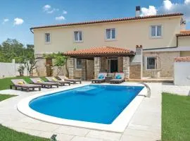 Beautiful Home In Peruski With 4 Bedrooms, Wifi And Outdoor Swimming Pool