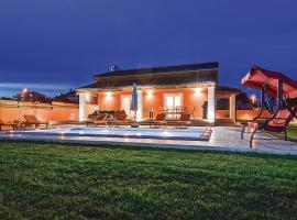 Cozy Home In Skatari With Outdoor Swimming Pool, hotelli, jossa on pysäköintimahdollisuus kohteessa Šikići