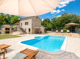 Cozy Home In Runovic With Wifi, hytte i Garci