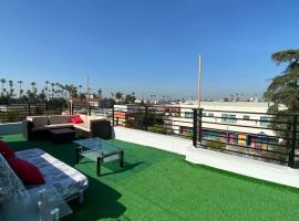 Perfect Location 3bd, 3.5 ba Townhome with Private Rooftop, vacation rental in Los Angeles