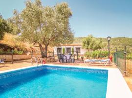 Awesome Home In Villanueva Del Rey With 4 Bedrooms And Outdoor Swimming Pool, sumarbústaður í Villanueva del Rey