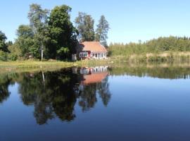 Lakeside VILLA, Örbyhus Castle, Nolmyra, hótel í nágrenninu