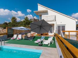 Stunning home in Bilice w/ Outdoor swimming pool and 3 Bedrooms, villa en Bilice
