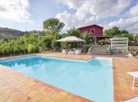 Stunning Home In Giarratana With Outdoor Swimming Pool, maison de vacances à Giarratana