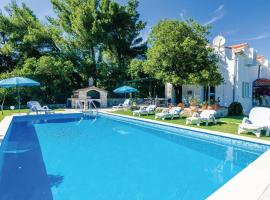 Beautiful Home In Mocici With 4 Bedrooms, Private Swimming Pool And Outdoor Swimming Pool, hotel met zwembaden in Čilipi