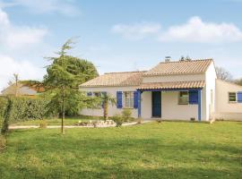 Lovely Home In St Maixent Sur Vie With Private Swimming Pool, Can Be Inside Or Outside, casa per le vacanze a Saint-Maixent-sur-Vie