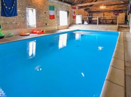 Saint-Germain-du-Pert에 위치한 주차 가능한 호텔 Beautiful Home In St, Germain Du Pert With 3 Bedrooms And Indoor Swimming Pool