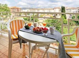 2 Bedroom Cozy Apartment In Pineda De Mar