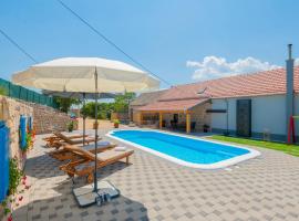 Kotedža Stunning Home In Imotski With Outdoor Swimming Pool pilsētā Imotski