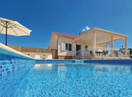 Stunning Home In Krkovic With Outdoor Swimming Pool, ξενοδοχείο σε Lađevci
