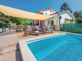 Beautiful Home In Nedescina With Outdoor Swimming Pool, alquiler vacacional en Santalezi