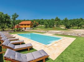 Stunning Home In Perusic With House A Panoramic View, hotel en Perušić