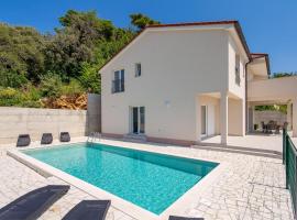 Nice Home In Mundanije With 4 Bedrooms, Wifi And Outdoor Swimming Pool, cottage in Mundanije