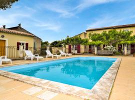 6 Bedroom Stunning Home In Maillane, hotel con alberca en Maillane