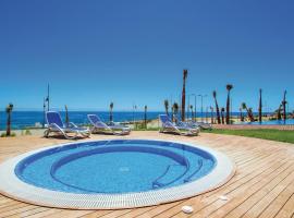 Stunning apartment in Torrevieja w/ Outdoor swimming pool, WiFi and 3 Bedrooms, hotell i Torrevieja