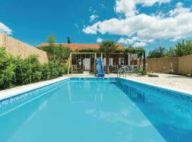 Awesome Home In Sibenik With Wifi, hotel con piscina a Šibenik