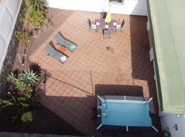 Fantastica vivienda en Playa de San Agustin con piscina, mökki San Agustinissa