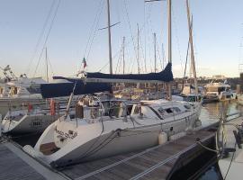 Naktsmītne uz ūdens Yatch Barracuda Douro Marina Boat Sleep Experience pilsētā Vilanova de Gaja