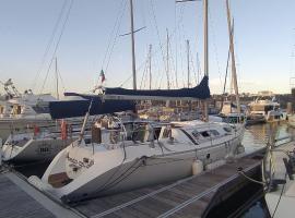 Yatch Barracuda Douro Marina Boat Sleep Experience, hotel in Vila Nova de Gaia