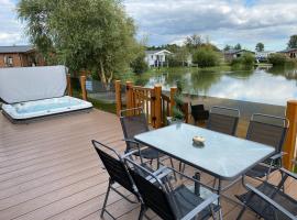 Indulgence Lakeside Lodge i2 with hot tub, private fishing peg situated at Tattershall Lakes Country Park, appartement in Tattershall