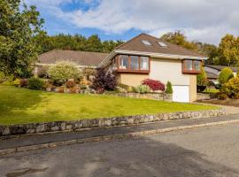 Executive Luxury Home in Milngavie with gym & 2 car garage, 20 mins from SEC, Hotel in Milngavie