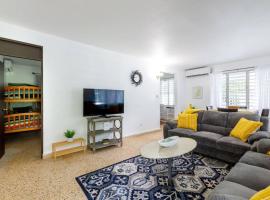 Huge Porch House in Rainforest 15 min from Beach, hotel cerca de Parque Nacional de El Yunque, Sabana