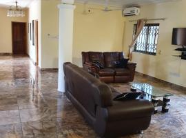 ROYAL APARTMENT, 2 BEDROOMS, MASTER EN-SUITE, LARGE LIVING ROOM, HOT WATER, AIR CONDITION, WIFI, BALCONY, GARDEN, SEPARATE KITCHEN, LARGE COMPOUND, CHILDREN PLAY AREA, 20 MINUTES AIRPORT, GROUND FLOOR, 24 hr SECURITY, NORTH LEGON, ACCRA, apartamento em Accra