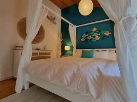 Fischerh&uuml;sli directly on lake Thun, hotel con alberca en D&auml;rligen