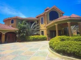 Luxury 10 Bedroom Villa-Millbrooks