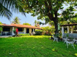 Casa com serviço em 4 suites a 04 minutos da praia em Japaratinga, holiday home in Japaratinga