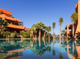 Precioso apartamento con jardín y piscina comunitaria, hotel med parkering i Estepona