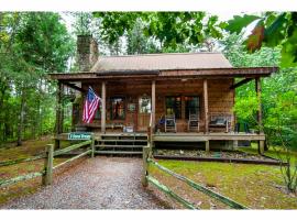 Sweet Dreams with Romantic, Hot Tub and Pool Table, hytte i Pigeon Forge