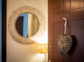 Bellman apartment - Pet friendly with parking - FREE off-site Health Club access with Pool, Sauna, Steam Room & Gym Short 10 Minute Drive Away, hotel in Winster