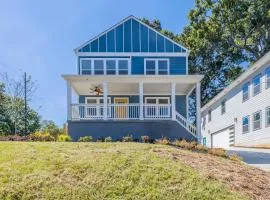 Large Modern Home Centrally located With Hot Tub