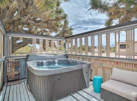 Yucca Valley Oasis with Private Hot Tub!, готель з парковкою у місті Юкка-Валлі